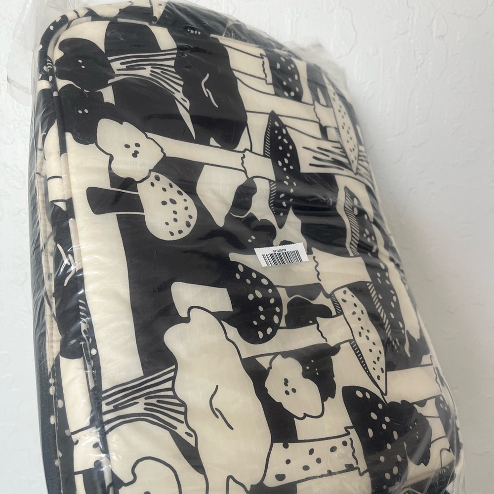 Black and White Mushroom Print Insulated Bag - Picture 3 of 4